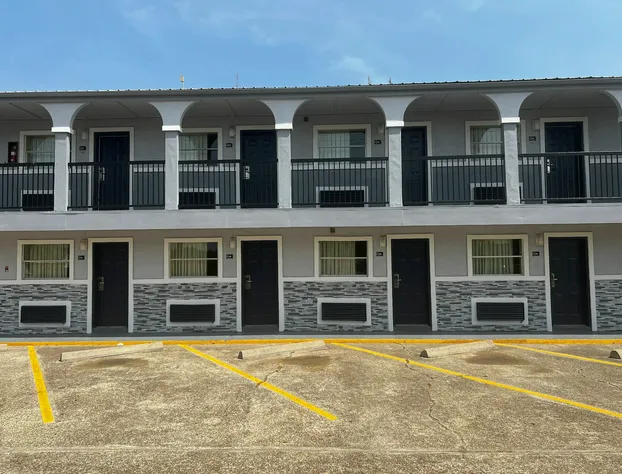 Super 8 by Wyndham La Marque TX/Texas City Area hotel detail image 4