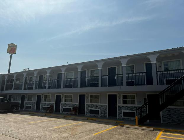 Super 8 by Wyndham La Marque TX/Texas City Area hotel detail image 3