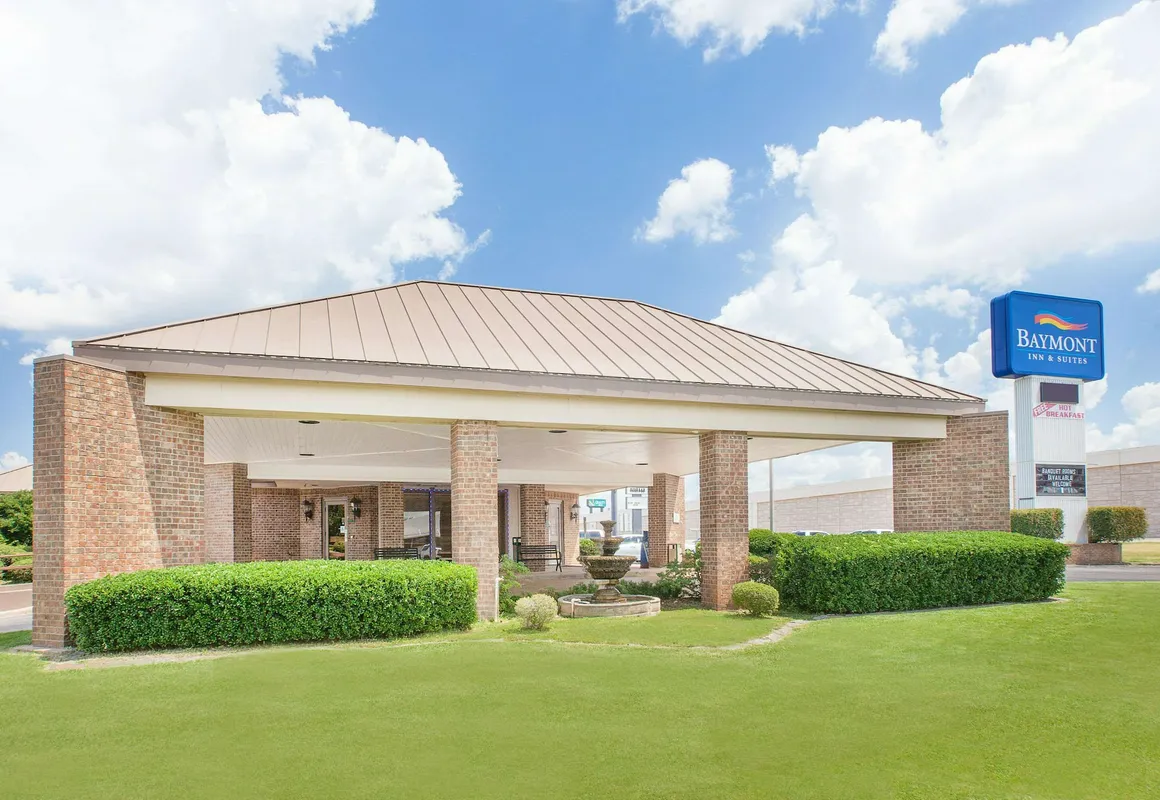 Baymont by Wyndham Paris hotel hero