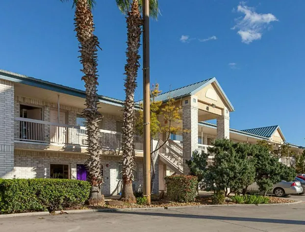 Econo Lodge San Antonio South hotel detail image 3