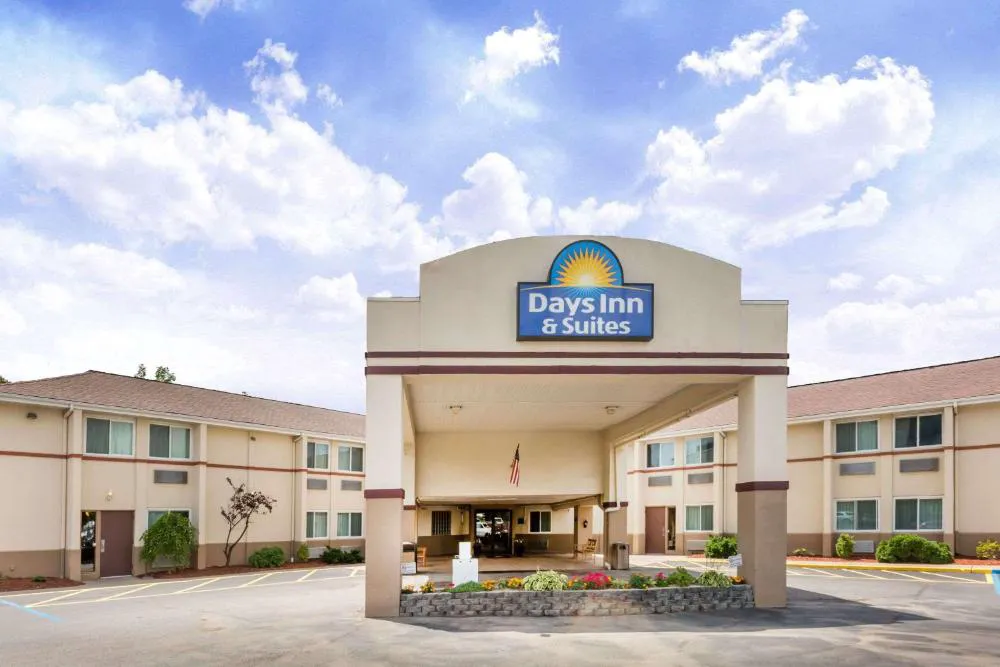 Days Inn & Suites by Wyndham Bridgeport - Clarksburg hotel hero
