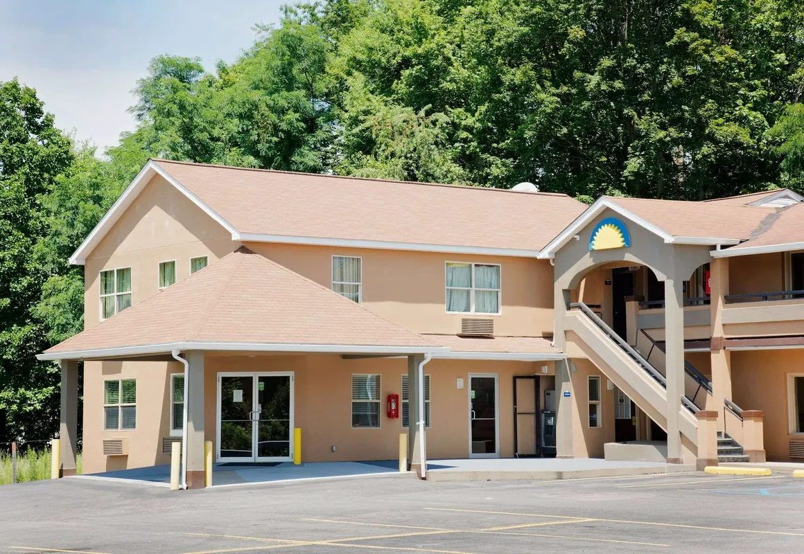 Days Inn by Wyndham Fairmont hotel hero