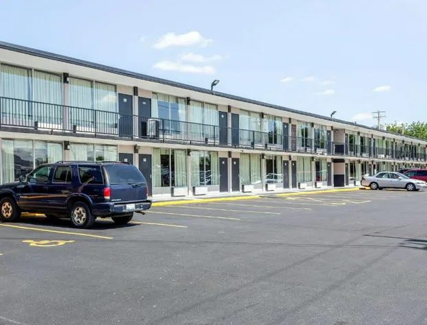 Econo Lodge Shorewood hotel detail image 1