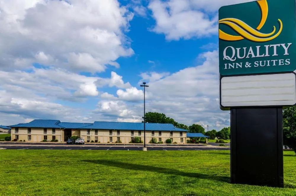 Quality Inn & Suites Winfield hotel hero