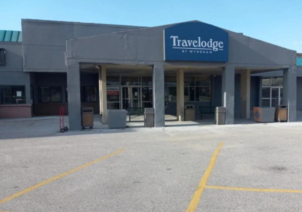 Travelodge by Wyndham Lincoln Northeast hotel hero