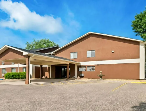 Super 8 by Wyndham Blue Earth hotel detail image 4