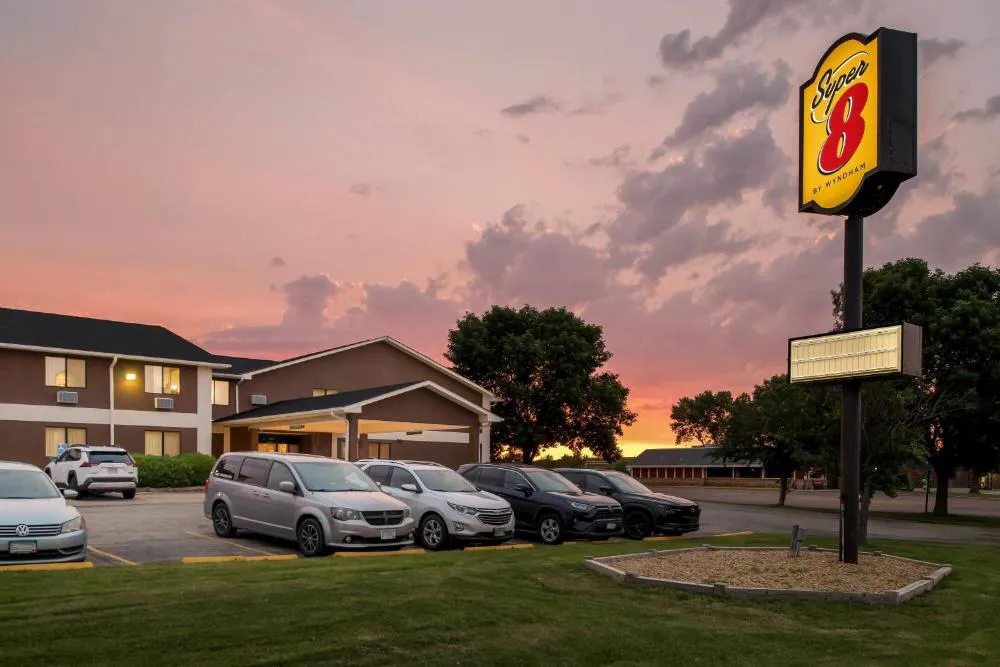 Super 8 by Wyndham Blue Earth hotel hero