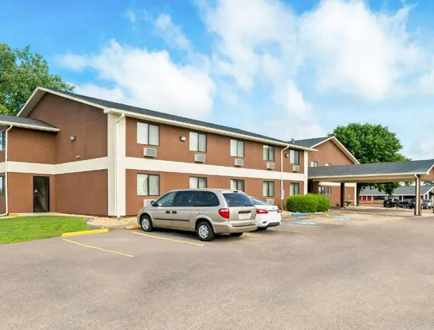 Super 8 by Wyndham Blue Earth hotel detail image 2