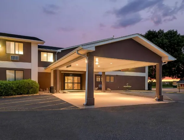 Super 8 by Wyndham Blue Earth hotel detail image 3