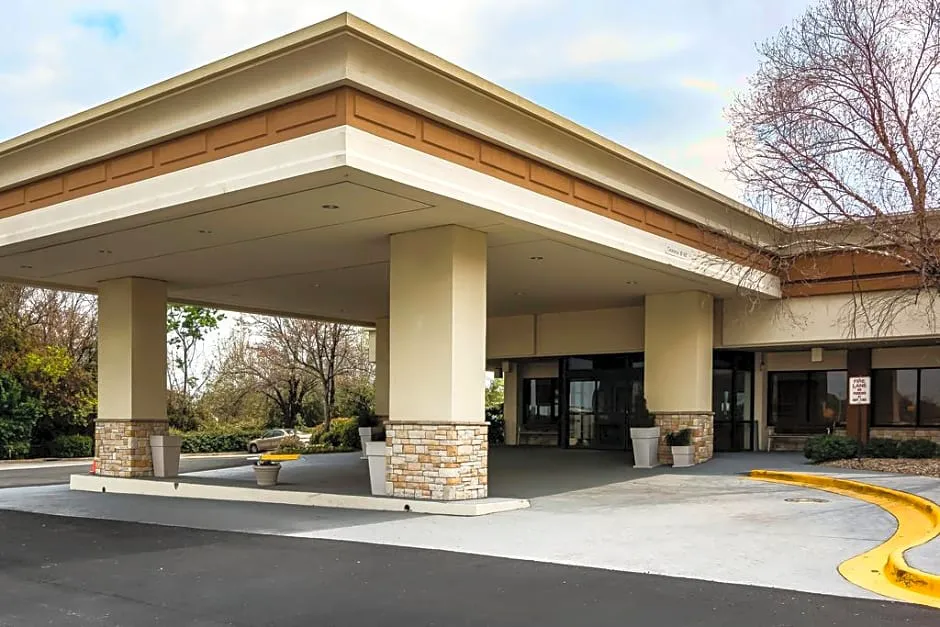 Clarion Inn hotel hero