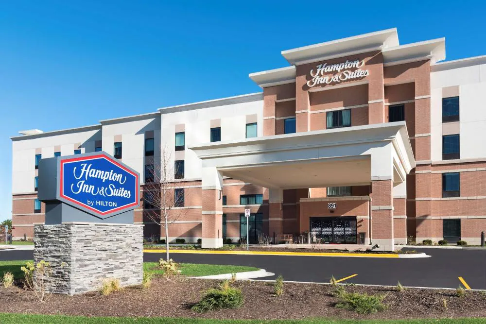 Hampton Inn & Suites Chicago Schaumburg hotel hero