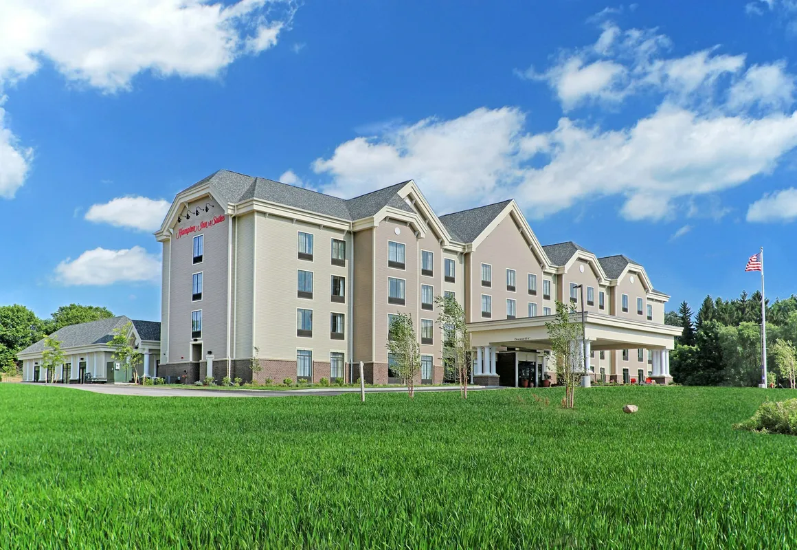 Hampton Inn & Suites Cazenovia hotel hero