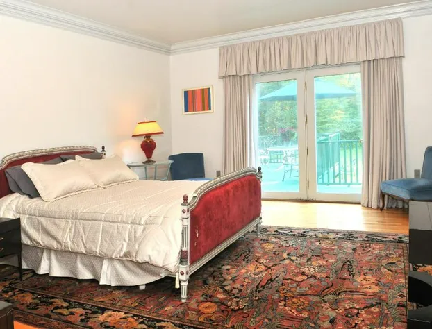 Bass Manor Bed and Breakfast & Art Museum hotel detail image 1