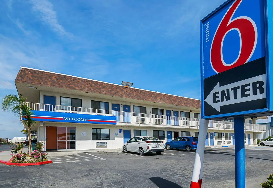 Motel 6 Lost Hills, CA hotel hero