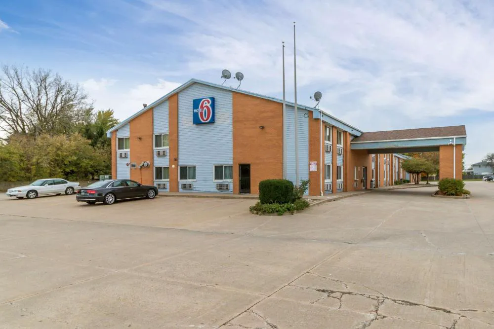 Motel 6 Davenport, IA hotel hero