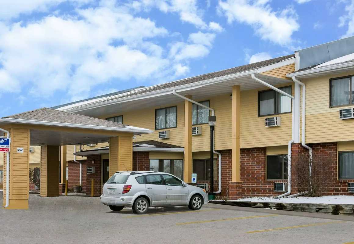 Super 8 by Wyndham Urbandale/Des Moines Area hotel hero