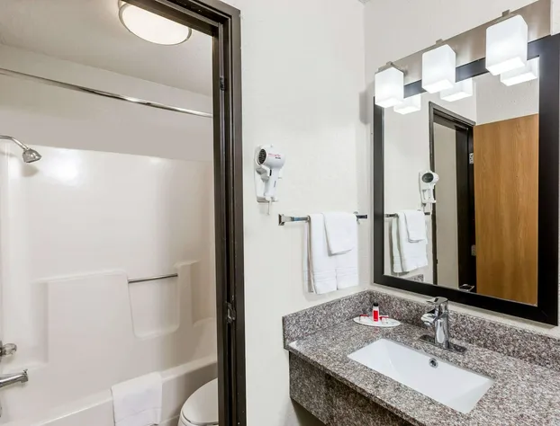 Super 8 by Wyndham Urbandale/Des Moines Area hotel detail image 3