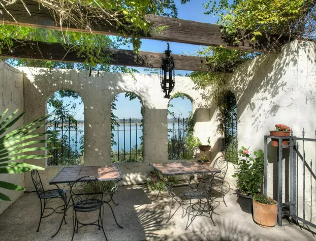 The Lakehouse Bed & Breakfast hotel detail image 1