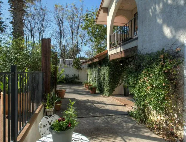 The Lakehouse Bed & Breakfast hotel detail image 2