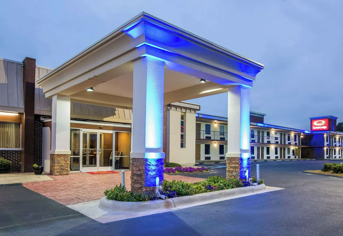 Econo Lodge hotel hero