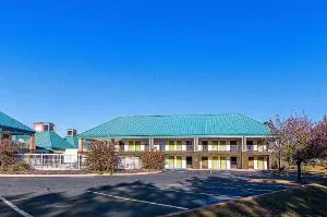 Econo Lodge hotel detail image 1