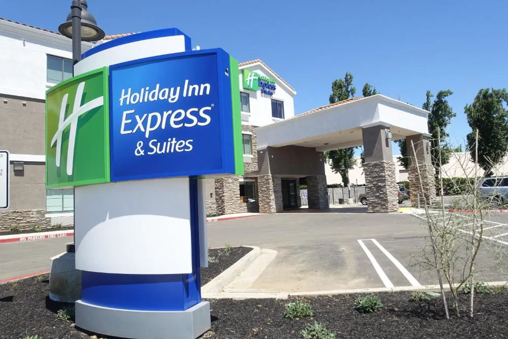 Holiday Inn Express & Suites Brentwood by IHG hotel hero