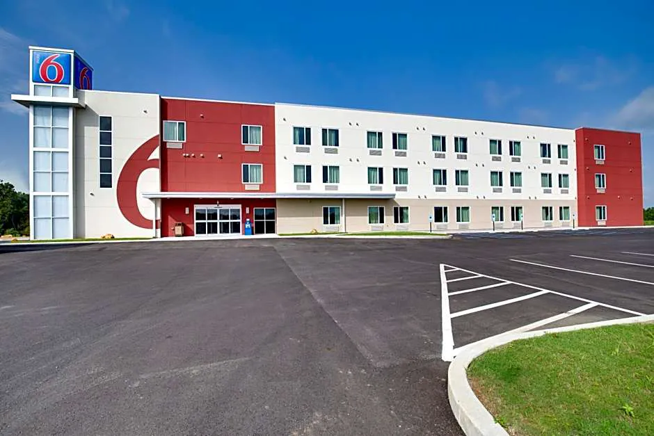 Motel 6 Poplar Bluff, MO hotel hero