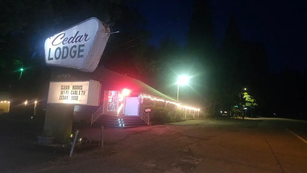 Cedar Lodge Motel hotel hero