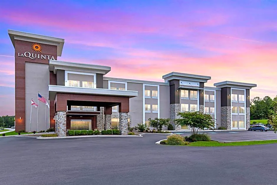 La Quinta Inn & Suites by Wyndham Cullman hotel hero