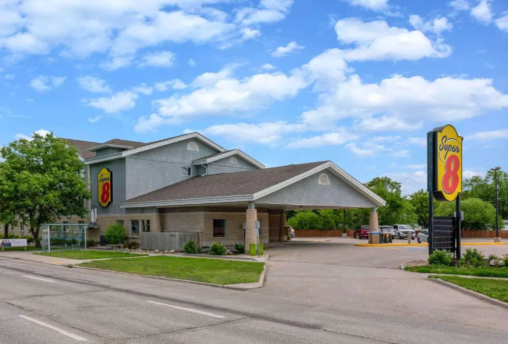 Super 8 by Wyndham Winnipeg West hotel hero