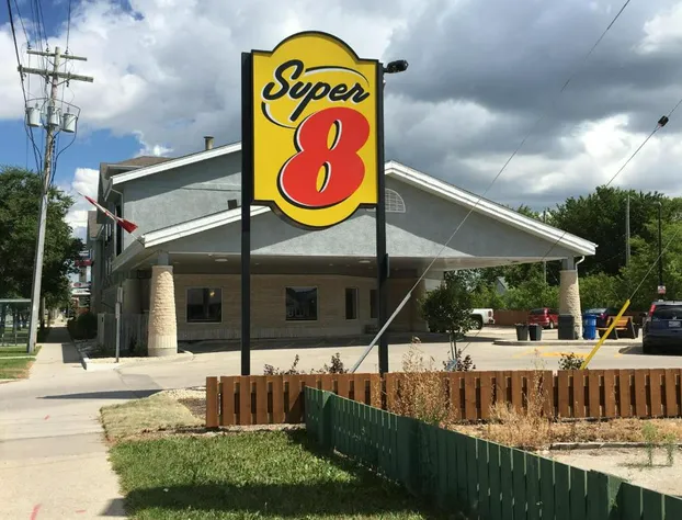Super 8 by Wyndham Winnipeg West hotel detail image 2