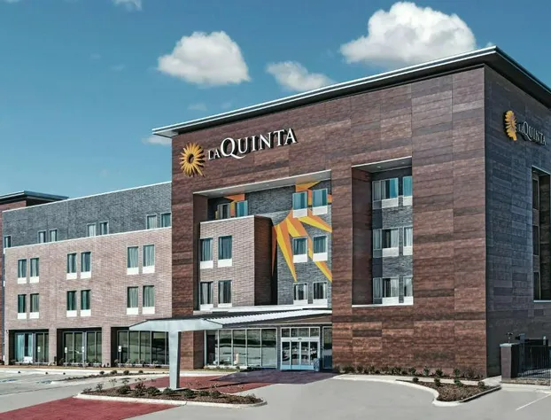 La Quinta Inn & Suites by Wyndham Dallas Grand Prairie North hotel detail image 1