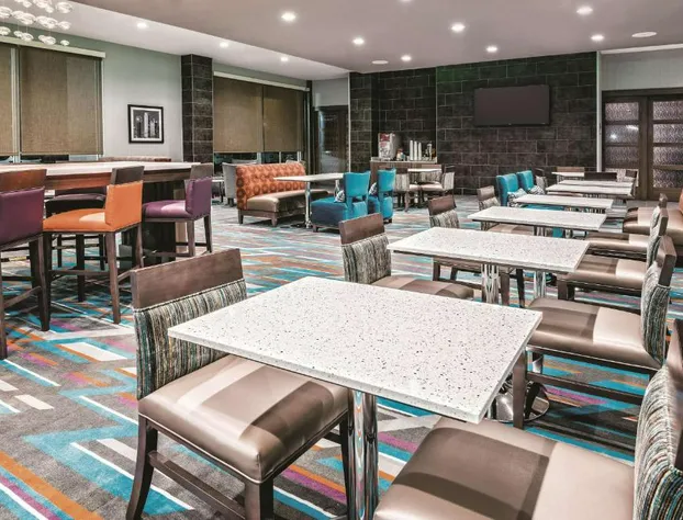La Quinta Inn & Suites by Wyndham Dallas Grand Prairie North hotel detail image 2