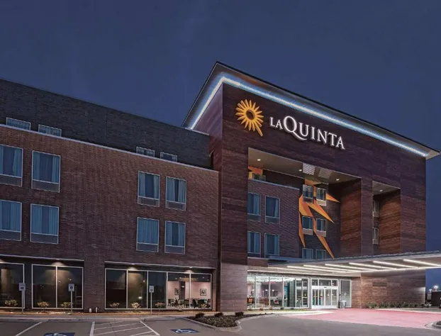 La Quinta Inn & Suites by Wyndham Dallas Grand Prairie North hotel detail image 1