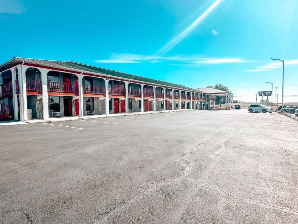 Laker Inn hotel hero