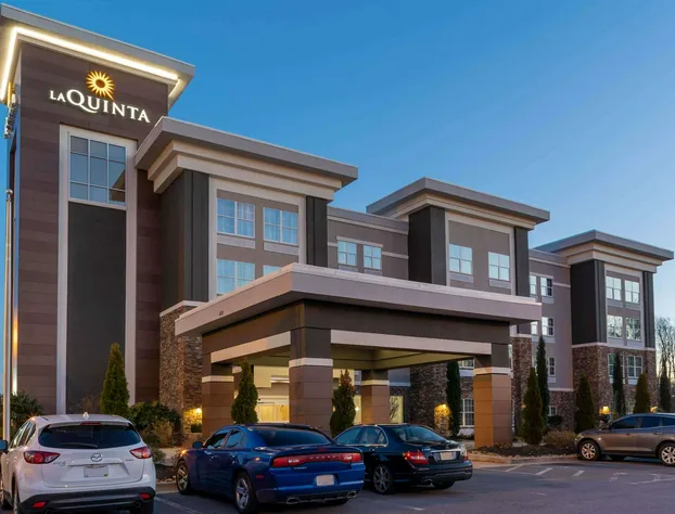 La Quinta Inn & Suites by Wyndham Forsyth hotel detail image 2