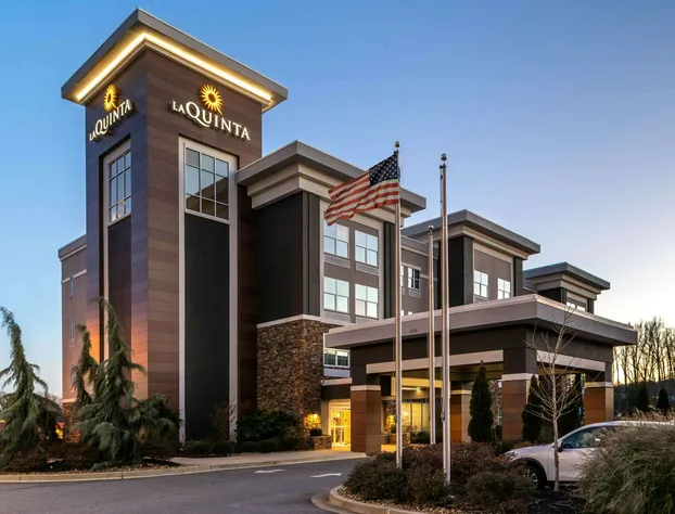 La Quinta Inn & Suites by Wyndham Forsyth hotel detail image 3