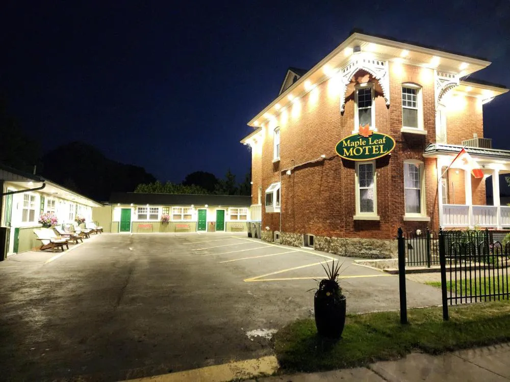 Maple Leaf Motel hotel hero