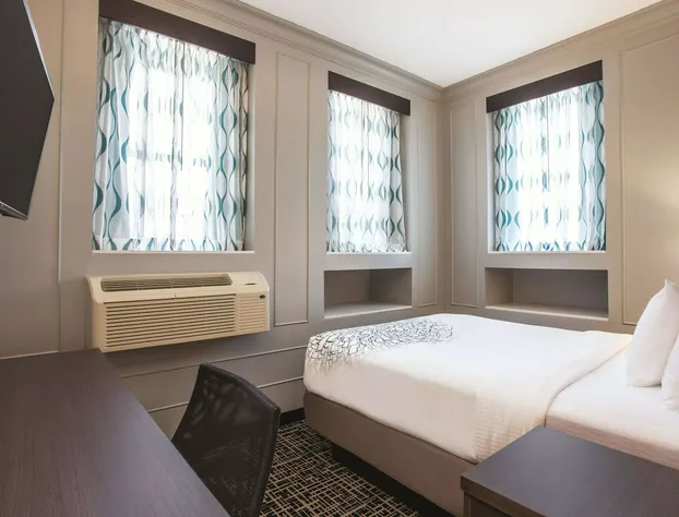 La Quinta Inn & Suites by Wyndham Baltimore Downtown hotel detail image 4
