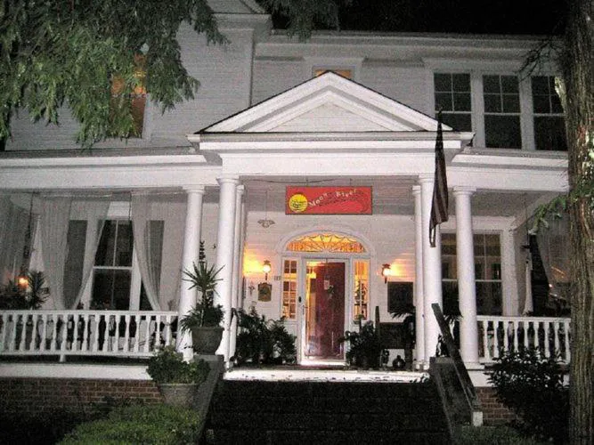Inn Upon Moon River Plantation hotel hero