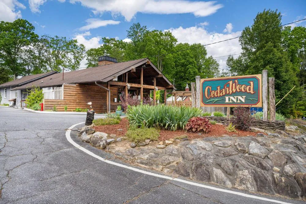 CedarWood Inn hotel hero
