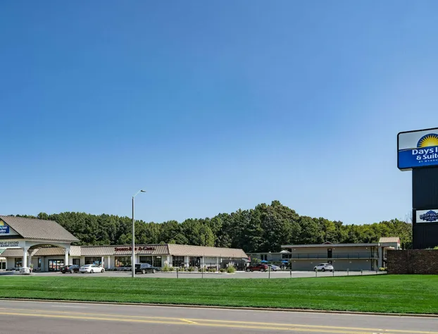 Days Inn and Suites by Wyndham Oxford hotel detail image 2