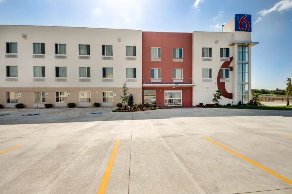 Motel 6 Tulsa, OK hotel hero