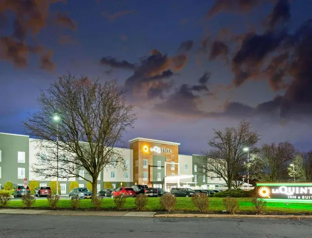 La Quinta Inn & Suites by Wyndham New Cumberland-Harrisburg hotel detail image 3