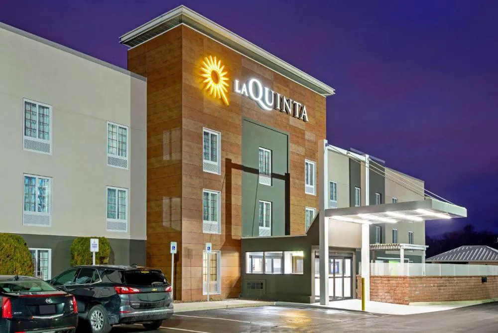 La Quinta Inn & Suites by Wyndham New Cumberland-Harrisburg hotel hero