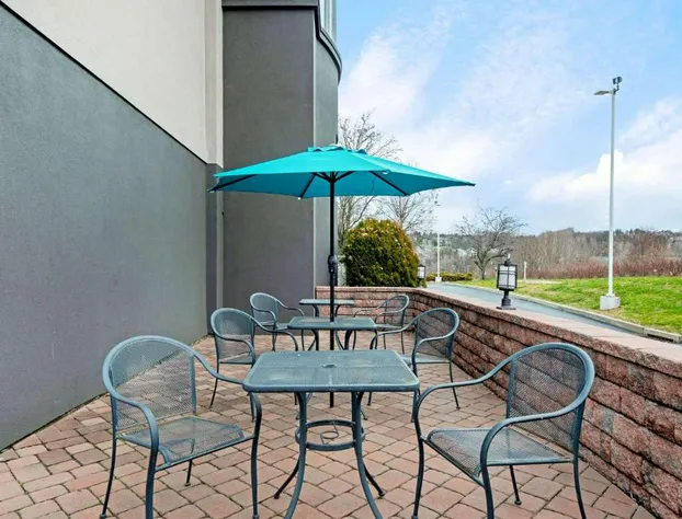 La Quinta Inn & Suites by Wyndham New Cumberland-Harrisburg hotel detail image 2