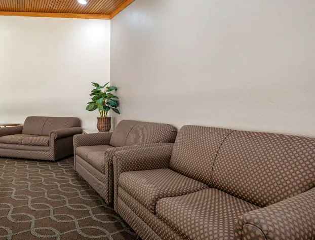 Econo Lodge Inn & Suites hotel detail image 4