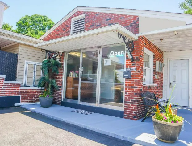 The Lancaster Motel By OYO Ronks near Paradise hotel detail image 1