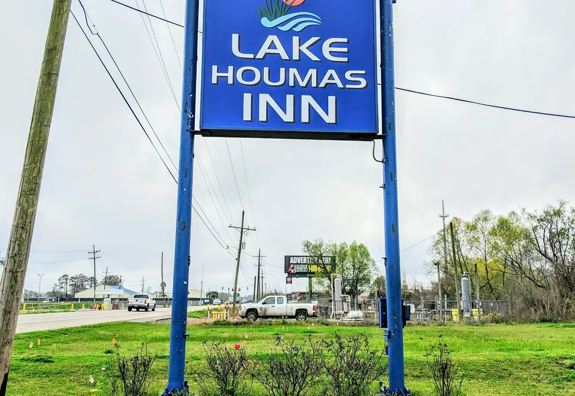 Lake Houma Inn hotel hero