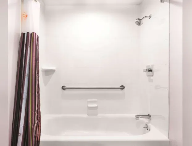 La Quinta Inn & Suites by Wyndham Cleveland near Lee Univ hotel detail image 4
